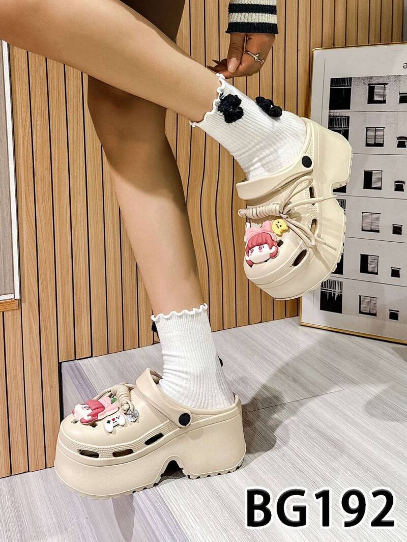 Klapki damskie Roz 36-41 / 12 par